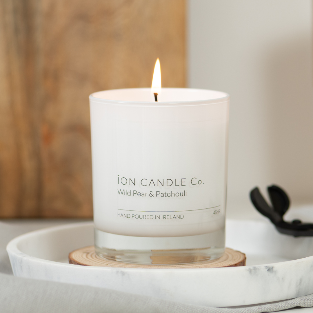 Wild Pear & Patchouli. A floral scent hugged by the sweetness of pear and inspired by Jo Malone. With fresh top notes bergamot, lemon & pear. Soft notes of magnolia, orchid, rose and muguet followed by a base of patchouli. The perfect scent to take you into spring and summer. 
